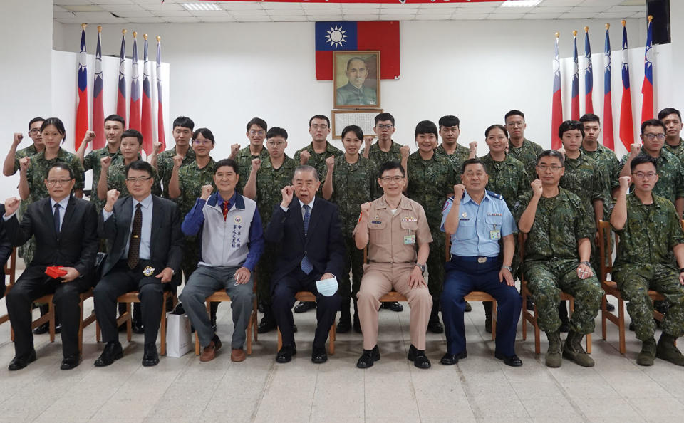 中華民國軍人之友社理事長李棟樑21日率敬軍團，前往北部地區敬軍慰問。（記者羅廣仁攝）