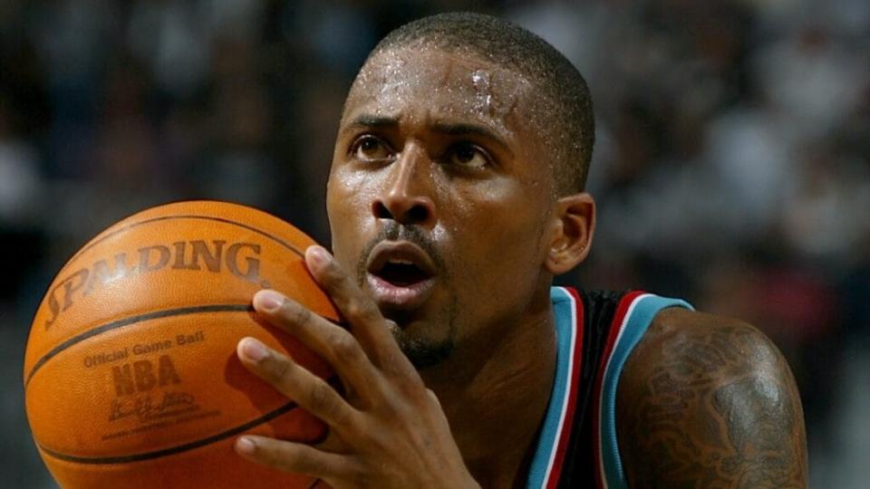 Lorenzen Wright #42 of the Memphis Grizzlies shoots a free throw during Game One of the Western Conference Quarterfinals against the San Antonio Spurs at the SBC Center on April 17, 2004 in San Antonio, Texas. (Photo by Ronald Martinez/Getty Images)