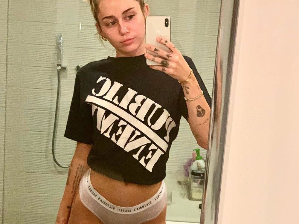 Miley Cyrus posiert vor einem Spiegel (Bild: instagram.com/mileycyrus)