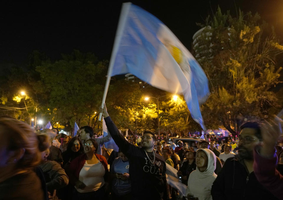 Partidarios del candidato presidencial Bernardo Arévalo celebran los resultados preliminares que le dan la victoria en el balotaje de las elecciones, en la Ciudad de Guatemala, el 20 de agosto de 2023. (AP Foto/Moisés Castillo)