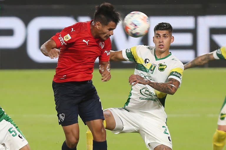 Cabezazo y gol de Sergio Barreto, central de Independiente, a Defensa y Justicia