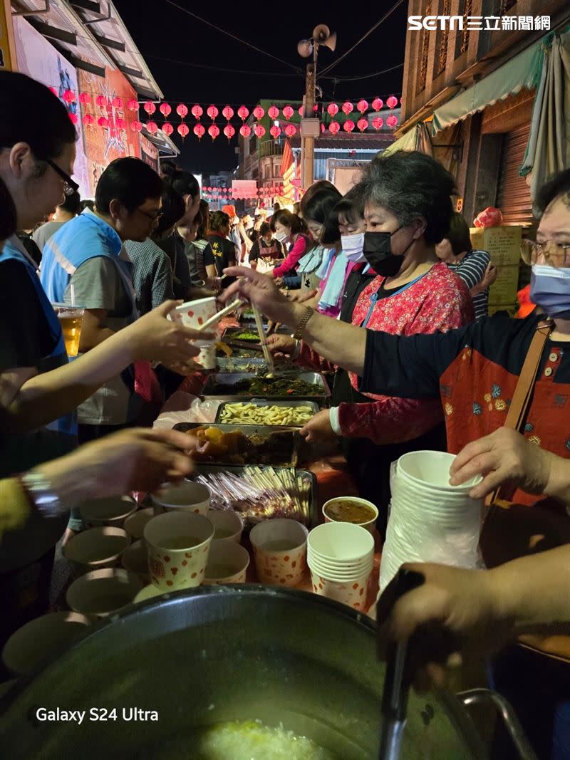 由「蘆筍姨」領軍的蔬食攤位將持續供餐10小時，直到媽祖起駕為止。（圖／讀者提供）