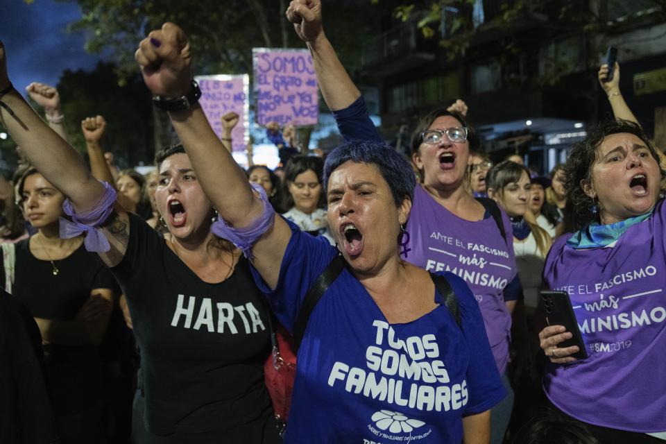 En esta imagen de archivo, mujeres corean consignas durante una protesta con motivo del Día Internacional de la Mujer, en Montevideo, Uruguay, el 8 de marzo de 2023. Mujeres de todo el mundo exigirán igualdad salarial, derechos reproductivos, educación, justicia y otras necesidades esenciales durante las manifestaciones para conmemorar el Día Internacional de la Mujer el 8 de marzo. (AP Foto/Matilde Campodonico, archivo)