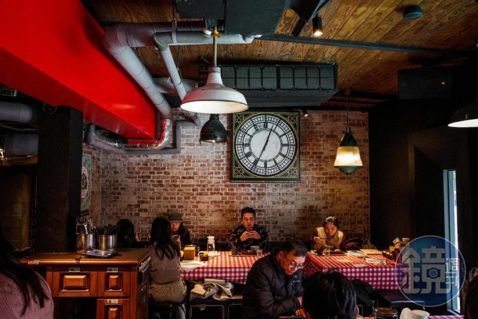 比起安和店，敦南店可容納人數較多，來用餐也可感受日式木質裝潢所帶出的懷舊氛圍，象徵日本洋食館的紅白格桌巾也是「午間限定」的一環！