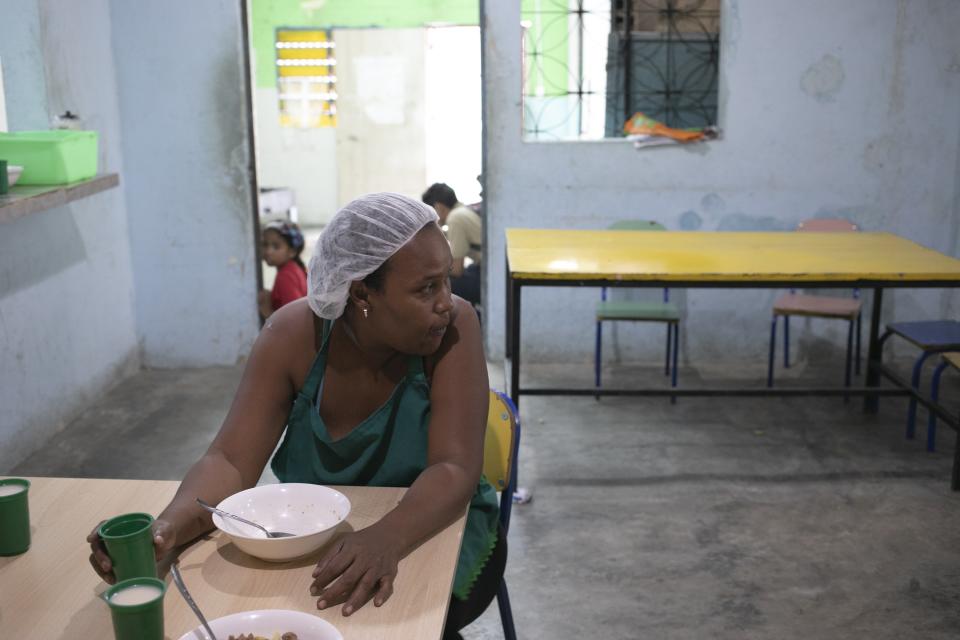 En esta foto del 27 de febrero de 2020, Yeri Guerra, de 39 años, se sienta dentro de un comedor comunitario en el barrio de Petare en Caracas, Venezuela. (AP Foto/Ariana Cubillos)