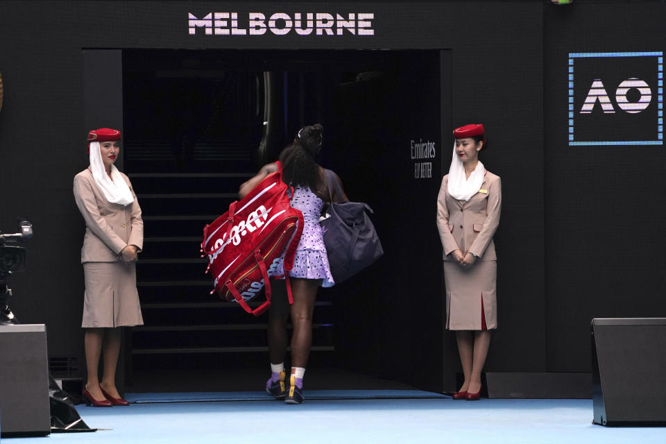 La tenista estadounidense Serena Williams abandona la pista Rod Laver Arena tras caer eliminada ante la china Wang Qiang, en tercera ronda del Abierto de Australia, en Melbourne, Australia, el 24 de enero de 2020. (AP Foto/Lee Jin-man)