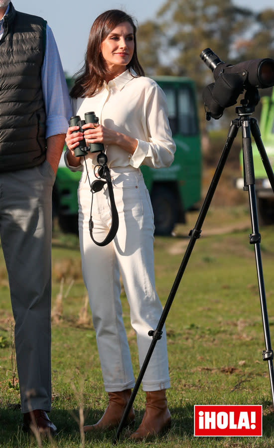 Reina Letizia con pantalones vaqueros y camisa blanca