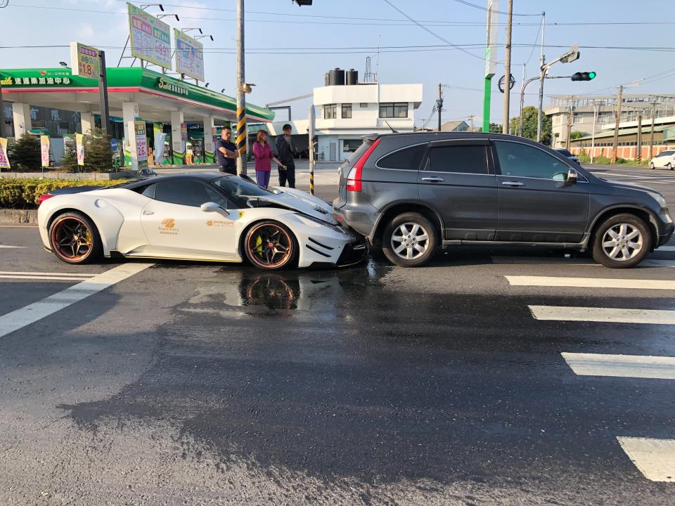 法拉利的車頭直接卡進休旅車的車尾。（圖／中天新聞）