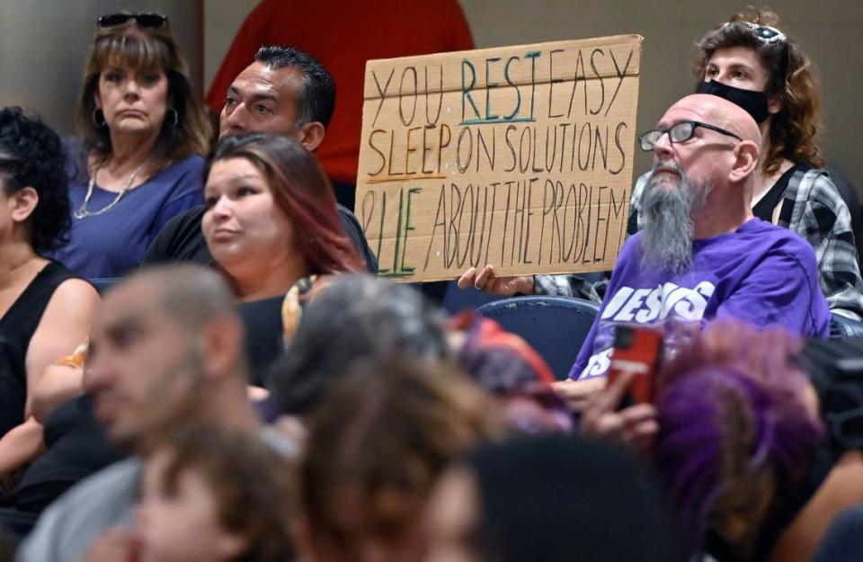 El público escucha mientras activistas a favor de las personas sin hogar hablan en contra de una ordenanza propuesta contra acampar en las calles de la ciudad durante una reunión de emergencia del Concejo Municipal de Fresno, el lunes 29 de julio de 2024, en Fresno.