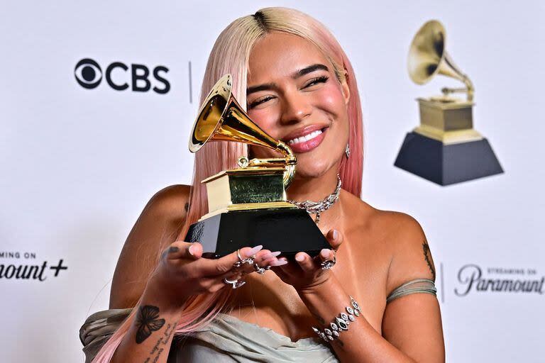 La cantante colombiana Karol G posa junto a su grammy a Mejor álbum de música urbana por su disco Mañana será bonito; 