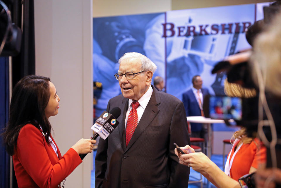 Berkshire Hathaway Chairman Warren Buffett walks through the exhibit hall as shareholders gather to hear from the billionaire investor at Berkshire Hathaway Inc's annual shareholder meeting in Omaha, Nebraska, U.S., May 4, 2019.   REUTERS/Scott Morgan