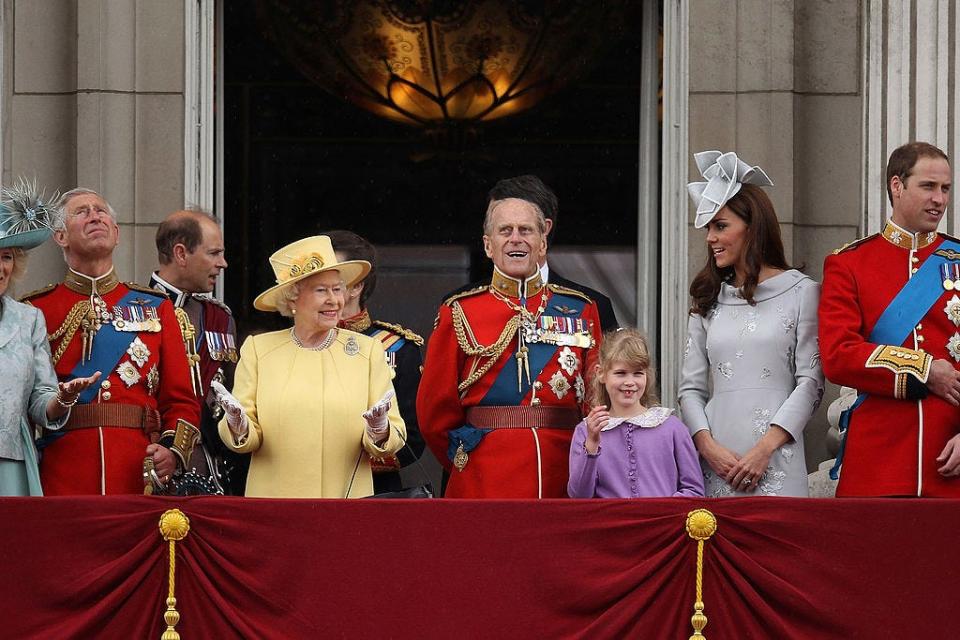 <p>The Queen looked radiant in yellow from atop the palace's balcony.</p>