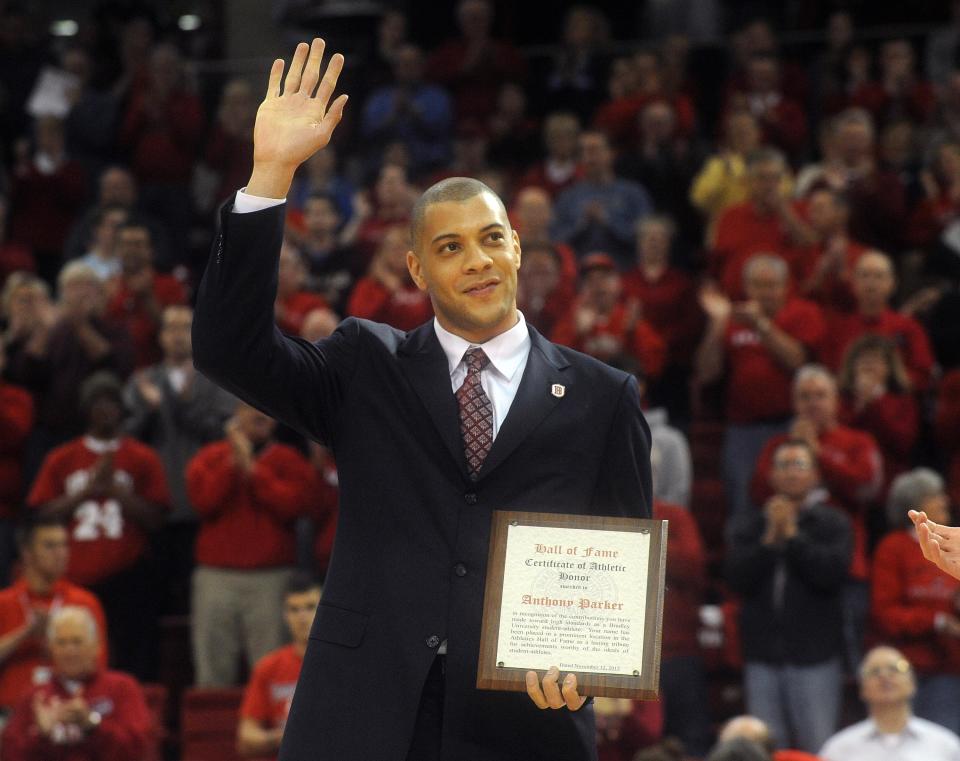 Former Bradley player Anthony Parker waves to the crowd in Peoria when he was recognized as being inducted into the school's athletic hall of fame.