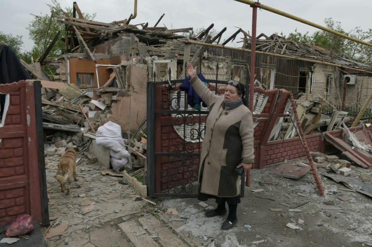 Après un bombardement attribué par les autorités locales à une frappe ukrainienne à Donestk en Ukraine, en zone contrôlée par la Russie, le 26 avril 2024 (-)