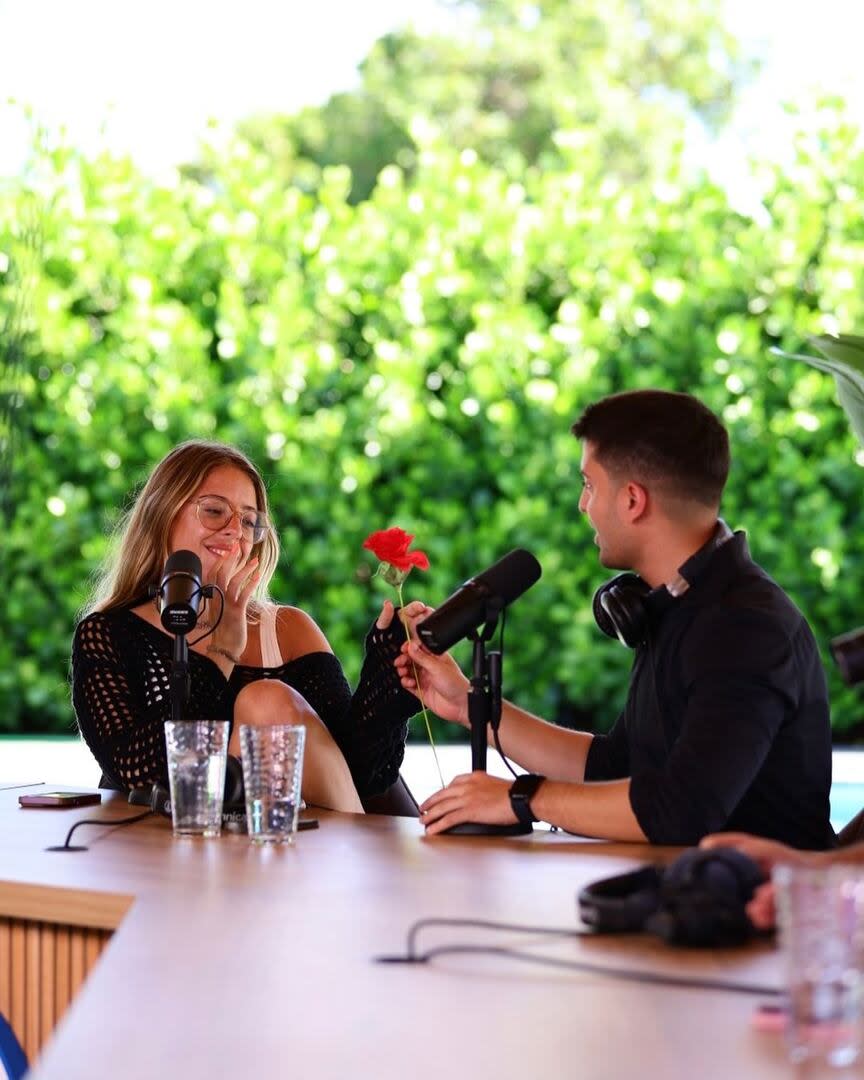 Gastón Edul le regaló una flor a Nati Jota. Foto: @seriaincreible_