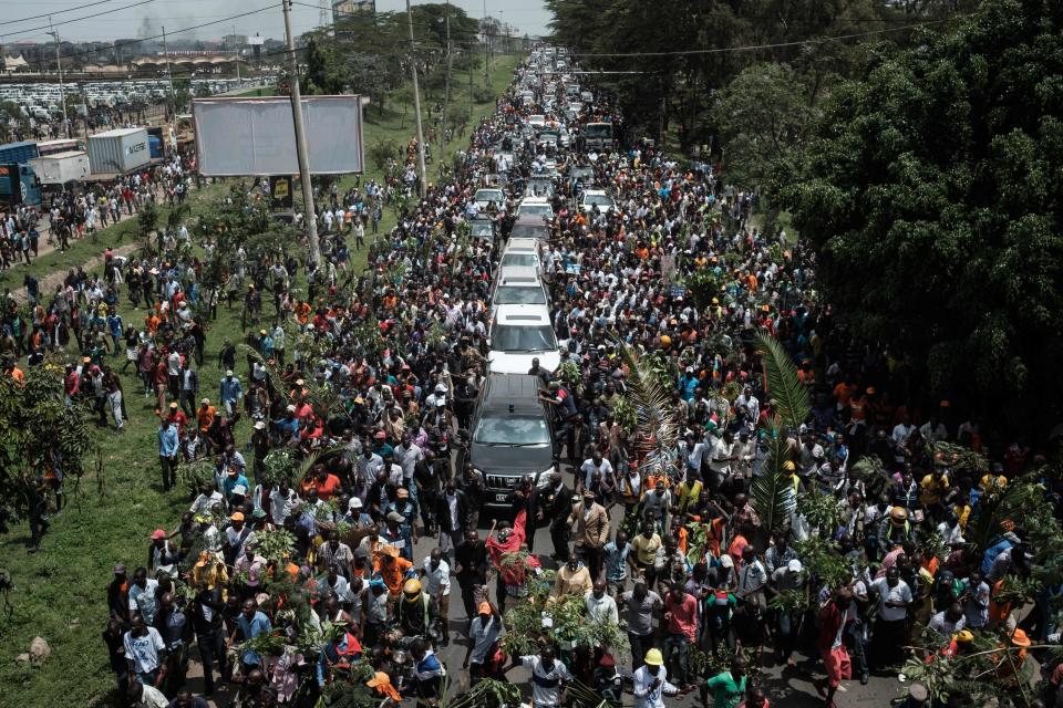 <p>Supporters of Kenyan’s opposition party National Super Alliance (NASA) leader Raila Odinga march with his convoy upon his arrival from the Jomo Kenyatta international airport on Nov. 17, 2017 in Nairobi. (Photo: Yasuyoshi Chiba/AFP/Getty Images) </p>