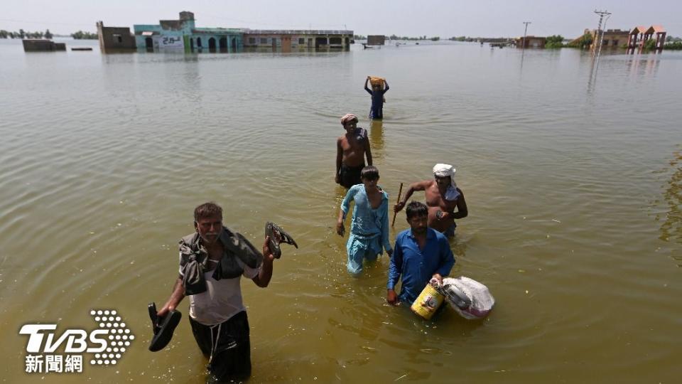 洪水襲擊巴基斯坦，造成超過1500人喪命，數千人無家可歸。（圖/達志影像美聯社）