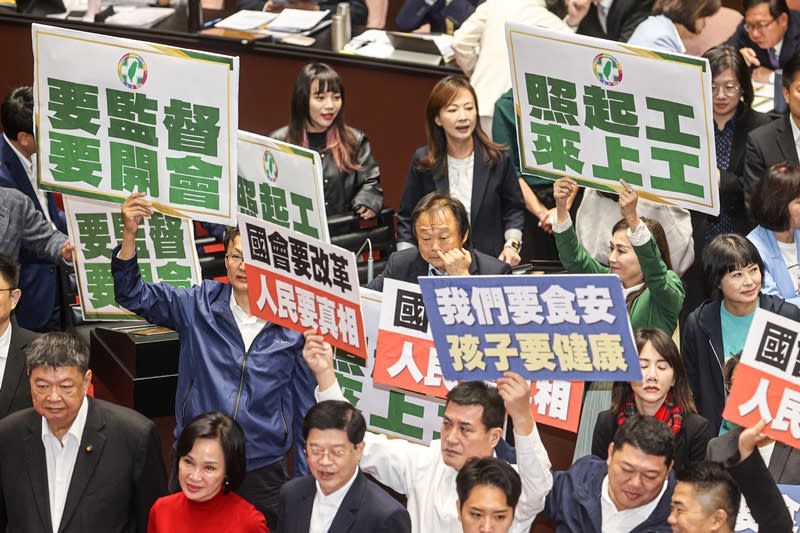 立法院第11屆第一會期20日開議，國民黨立委在議場內拿出「我們要食安 孩子要健康」、「國會要改革 人民要真相」等看板，民進黨立委則高舉「要監督 要開會」、「照起工 來上工」等字卡反擊，雙方人馬在會中僵持不下。（中央社）