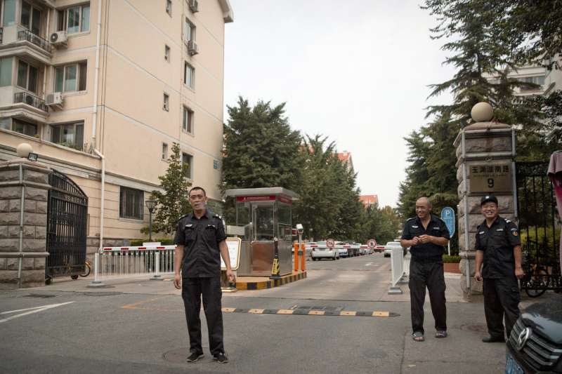 劉霞在北京的寓所被國保嚴密看守，前往的媒體都被阻止拍攝。(美聯社)