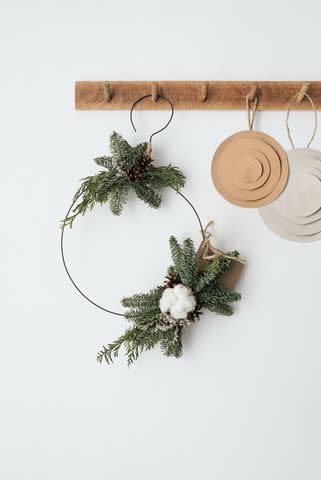 <p><a href="https://yourdiyfamily.com/2021/11/how-to-have-a-minimalist-christmas-thats-mostly-stress-free/" data-component="link" data-source="inlineLink" data-type="externalLink" data-ordinal="1">Your DIY Family</a></p>
