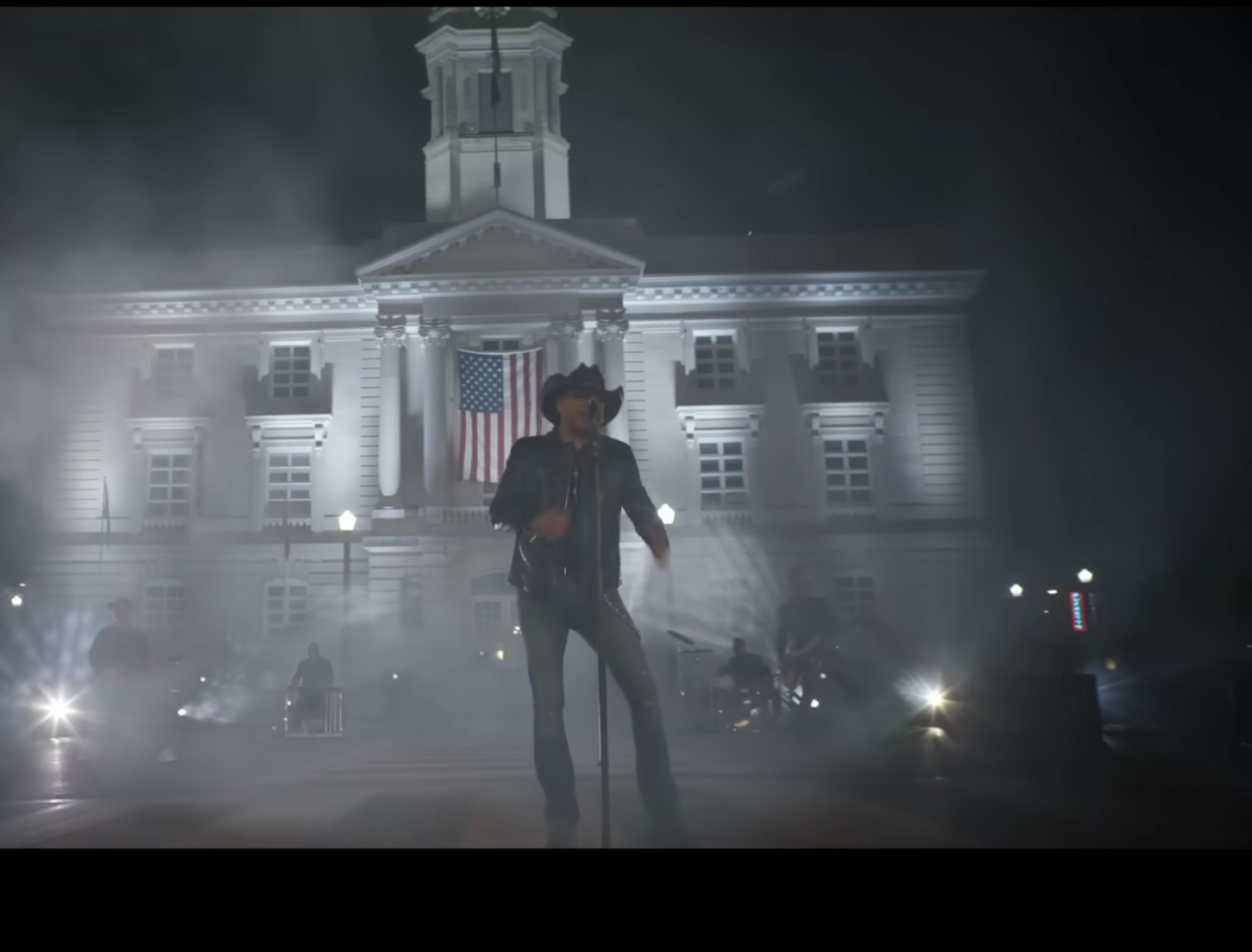 Country singer Jason Aldean sings in front of the Maury County Courthouse in Columbia, Tenn. <a href="https://youtu.be/b1_RKu-ESCY?si=auTtxYeVC72SuWnM)" rel="nofollow noopener" target="_blank" data-ylk="slk:Jason Aldean;elm:context_link;itc:0;sec:content-canvas" class="link ">Jason Aldean</a>