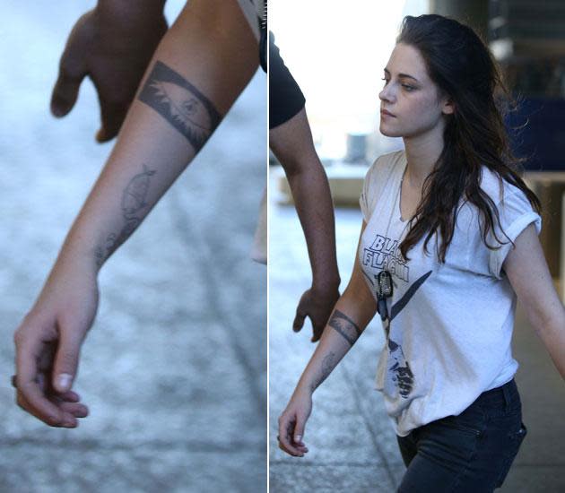 Kuli-Kritzelei oder Tattoo, das ist bei Kristen Stewart die Frage. Gleich zwei neue Bilder – ein sprechender Fisch und etwas, das wie ein großes Auge anmutet – zieren den rechten Arm der 23-Jährigen. Ob es sich dabei um richtige Sticheleien oder doch nur eine Requisite für ihren neuen Film „Sils Maria“ handelt, ist derzeit noch unklar. (Bild: Splash)