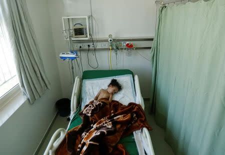 Buthaina Muhammad Mansour, believed to be four or five, lies on a bed at a hospital after she survived a Saudi-led air strike that killed eight of her family members in Sanaa, Yemen August 26, 2017. REUTERS/Khaled Abdullah