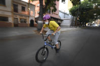 ARCHIVO.- En foto del 25 de abril del 2020 La medallista olímpica venezolana Stefany Hernández, quien compite en BMX, utliza una máscara mientras entrena en Caracas. A pesar del confinamiento debido a la pandemia de COVID-19, Hernández entrena tres veces a la semana. (AP Photo/Matias Delacroix)