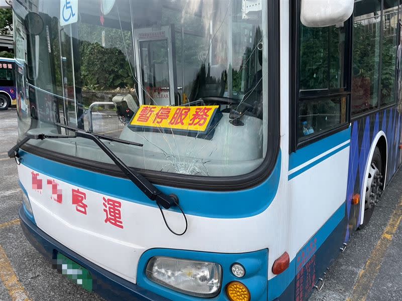 公車玻璃都裂了。（圖／翻攝畫面）