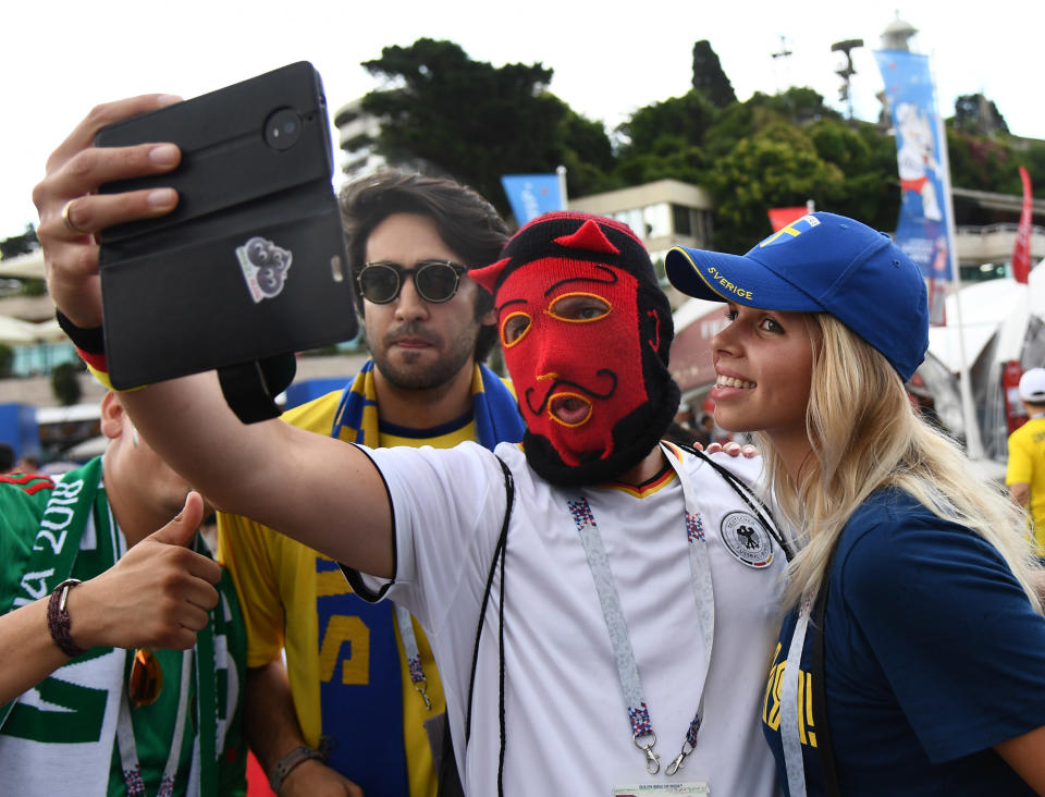 <p>Vor dem Stadion ging’s schon lange vor Anpfiff wild zu. Fragwürdige Masken im DFB-Lager … </p>