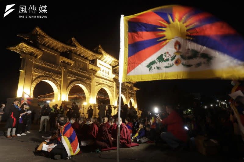<cite>2023年3月10日，在台藏人與支持者在自由廣場舉行燭光守夜活動，紀念1959年的西藏抗暴64週年。（美聯社）</cite>