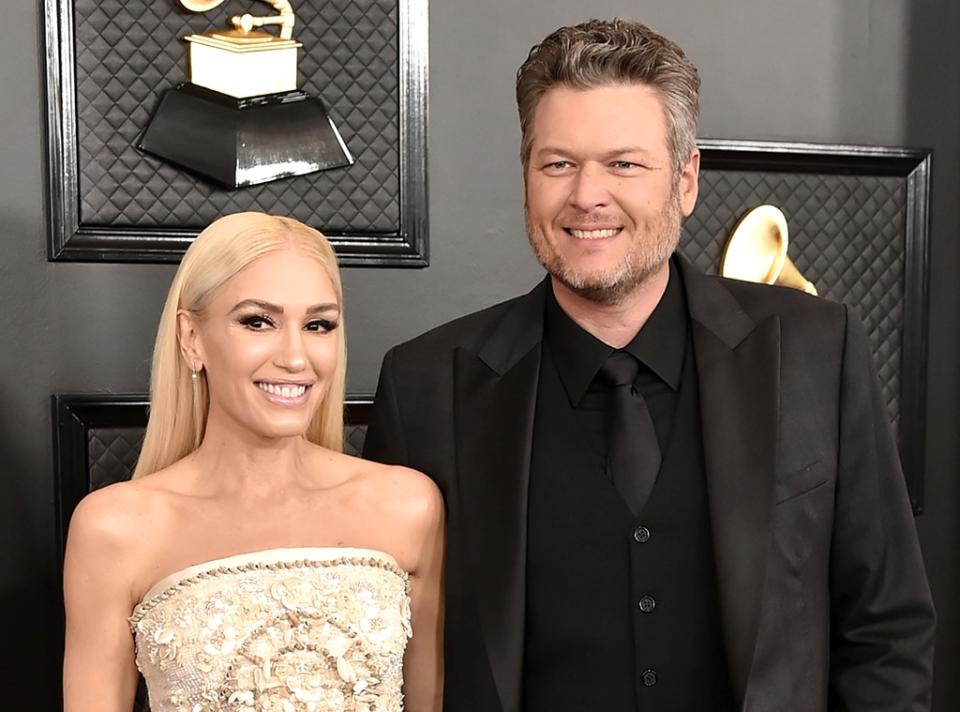 Gwen Stefani revela que su baño y el de Blake Shelton están adornados con portadas de tabloides