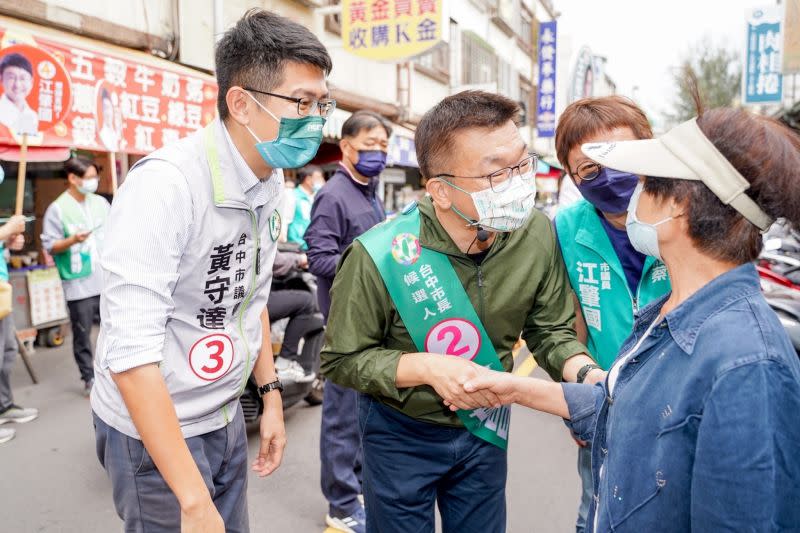 ▲蔡其昌昨拜票時，被媒體問到顏清標開口挺台中市長盧秀燕的看法。（圖／蔡其昌競總提供，2022.10.26）