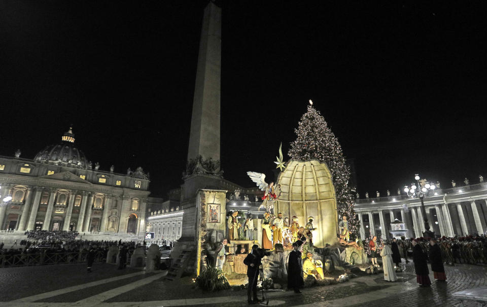 <p>Pope Francis prays in front of the nativity scene after celebrating a new year’s eve vespers Mass in St. Peter’s Basilica at the Vatican, Sunday, Dec. 31, 2017. (Photo: Andrew Medichini/AP) </p>