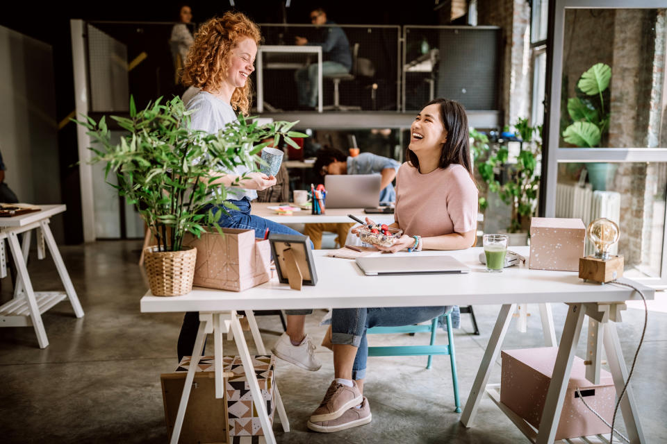 Tipp: Die Schokoriegel gegen frisches Obst und Nüsse ersetzen - und mit den Kollegen nicht nur über die Arbeit reden. (Symbolbild: Getty Images)