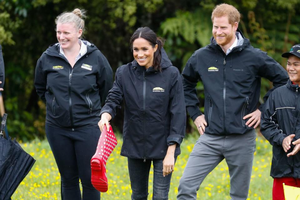 Gemeinsam mit einer Gruppe von Kindern von „Trees in Survival“ wetteiferte das royale Paar, wer seine Stiefel am weitesten werfen kann. Bild: Getty