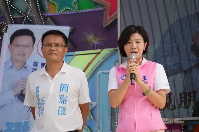 國民黨嘉義縣長候選人王育敏偕第二選區縣議員候選人簡嘉億拜票。 （王育敏競選團隊提供／廖素慧嘉縣傳真）