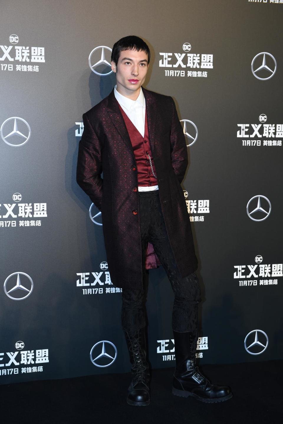你沒有看錯，伊薩米勒在《正義聯盟》北京首映會紅地毯上，塗上了蕾哈娜冠名的粉紅唇膏。（東方IC）