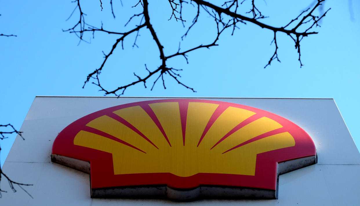 The Shell logo at a petrol station in London, Wednesday, Jan. 20, 2016. Royal Dutch Shell expects its fourth quarter profits to drop by at least 40 percent to between $1.6 billion and $1.9 billion after a sharp drop in crude oil prices, but underscored its determination to press ahead with the proposed mega-merger with BG Group plc. (AP Photo/Kirsty Wigglesworth)