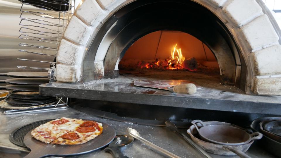 Chef David Grammer's wood-fired pizza will be served at Boo's Ice House & Dog Bar in Sarasota.