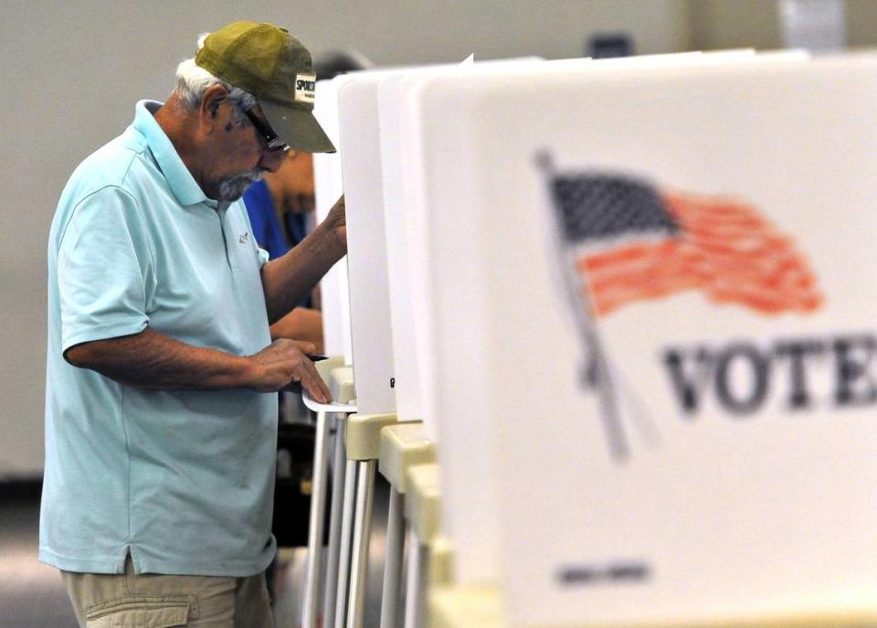 Sam Gonzales vota en el edificio Clovis Veterans Memorial, la tarde del martes 5 de junio de 2018.