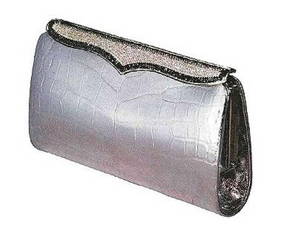 La marca Lana Marks desarrolló la cartera ‘Cleopatra bag’ que sólamente producen una al año y cada vez, con un color diferente. Cuesta $250.000 y tiene mas de 1500 diamantes blancos y negros.