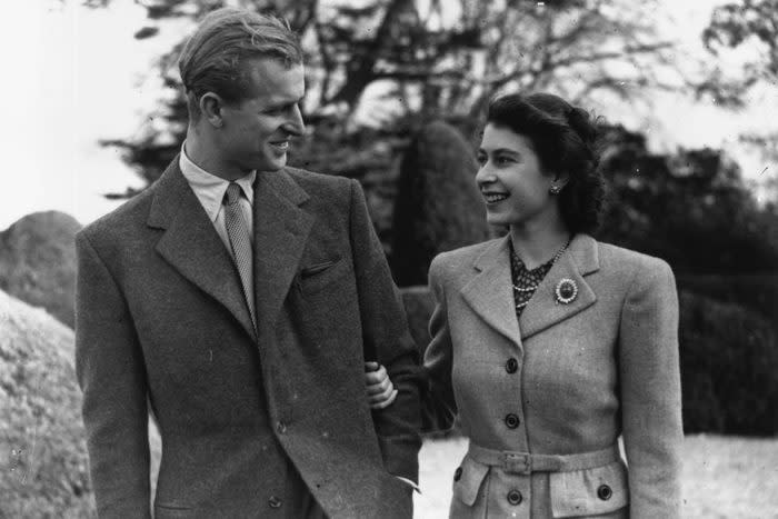 24th November 1947: Princess Elizabeth and The Prince Philip, Duke of Edinburgh enjoying a walk during their honeymoon at Broadlands, Romsey, Hampshire. (Photo by Topical Press Agency/Getty Images)