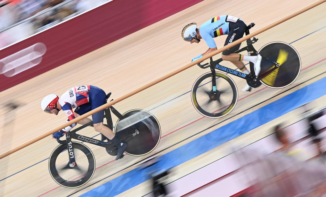 TOPSHOT - Britain's Matthew Walls (L) and Belgium's Kenny de Ketele compete in the men's track cycling omnium points race during the Tokyo 2020 Olympic Games at Izu Velodrome in Izu, Japan, on August 5, 2021. / AFP / Peter PARKS