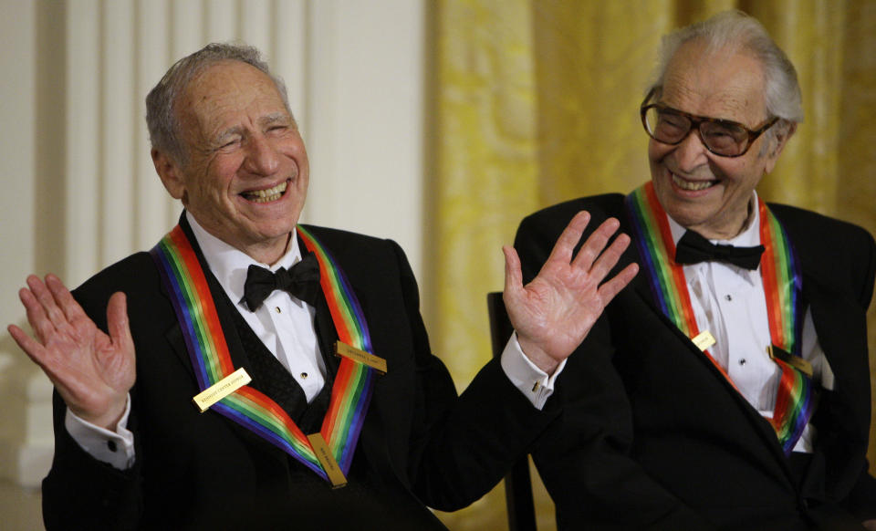 ARCHIVO – El galardonado por el Centro Kennedy Mel Brooks, izquierda, habla con el público mientras Dave Brubeck ríe en la Casa Blanca en Washington el 6 de diciembre de 2009. Brooks publicó su libro de memorias "All About Me!: My Remarkable Life in Show Business". (Foto AP/Alex Brandon, archivo)