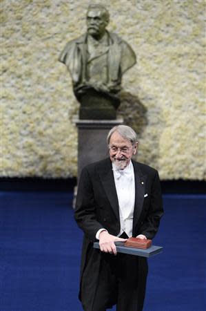 Martin Karplus holds his Nobel Prize in Chemistry during the 2013 Nobel Prize award ceremony in Stockholm December 10, 2013. REUTERS/Claudio Bresciani