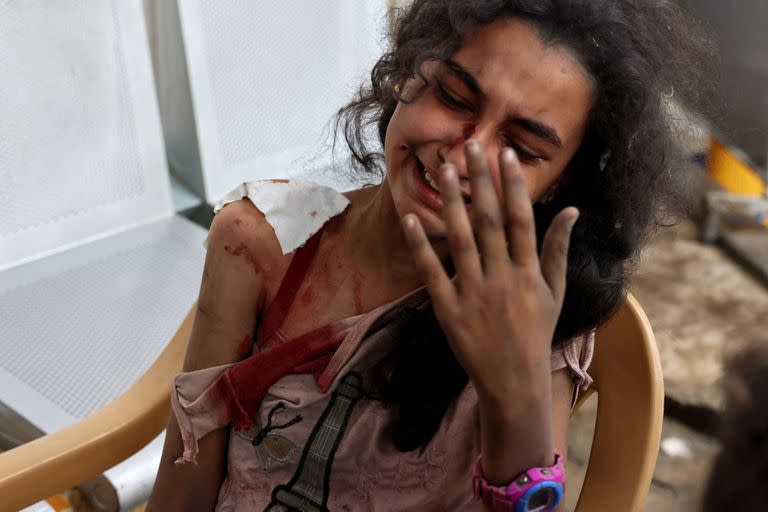 Una joven herida espera ser atendida en un hospital de la ciudad de Rafah, en la Franja de Gaza
