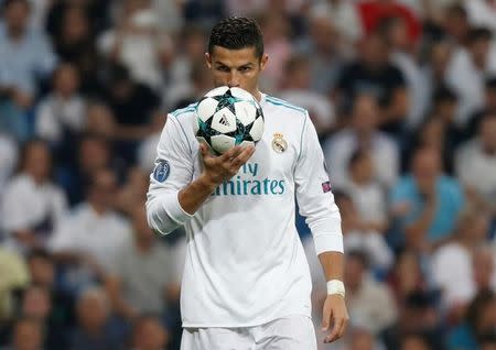 Imagen de archivo del delantero Cristiano Ronaldo besando el balón antes de enfrentar con el Real Madrid al Apoel en un duelo por la Liga de Campeones del fútbol europeo en Madrid, sep 13, 2017. REUTERS/Paul Hanna