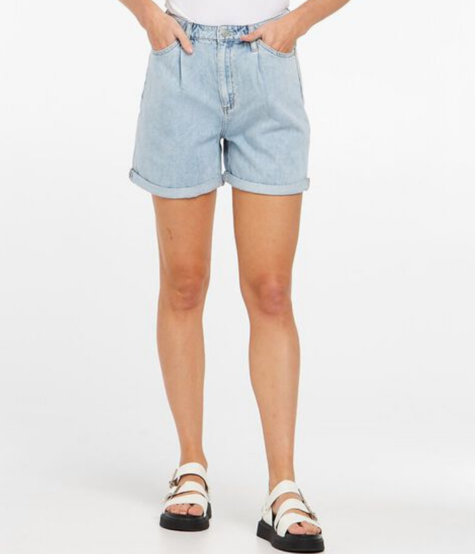 GIRLFRIEND RELAXED SHORT LIGHT DENIM from Riders by Lee