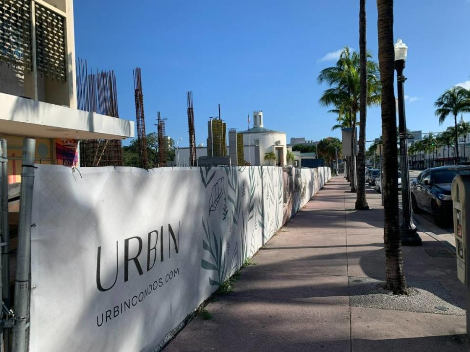 El solar del proyecto URBIN Miami Beach, en 1260 de Washington Avenue, en la foto del 27 de junio de 2023. La ciudad de Miami Beach emitió una orden de paralización de las obras por construcción no permitida.